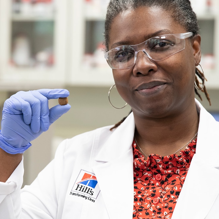 výzkumný vědec drží granule